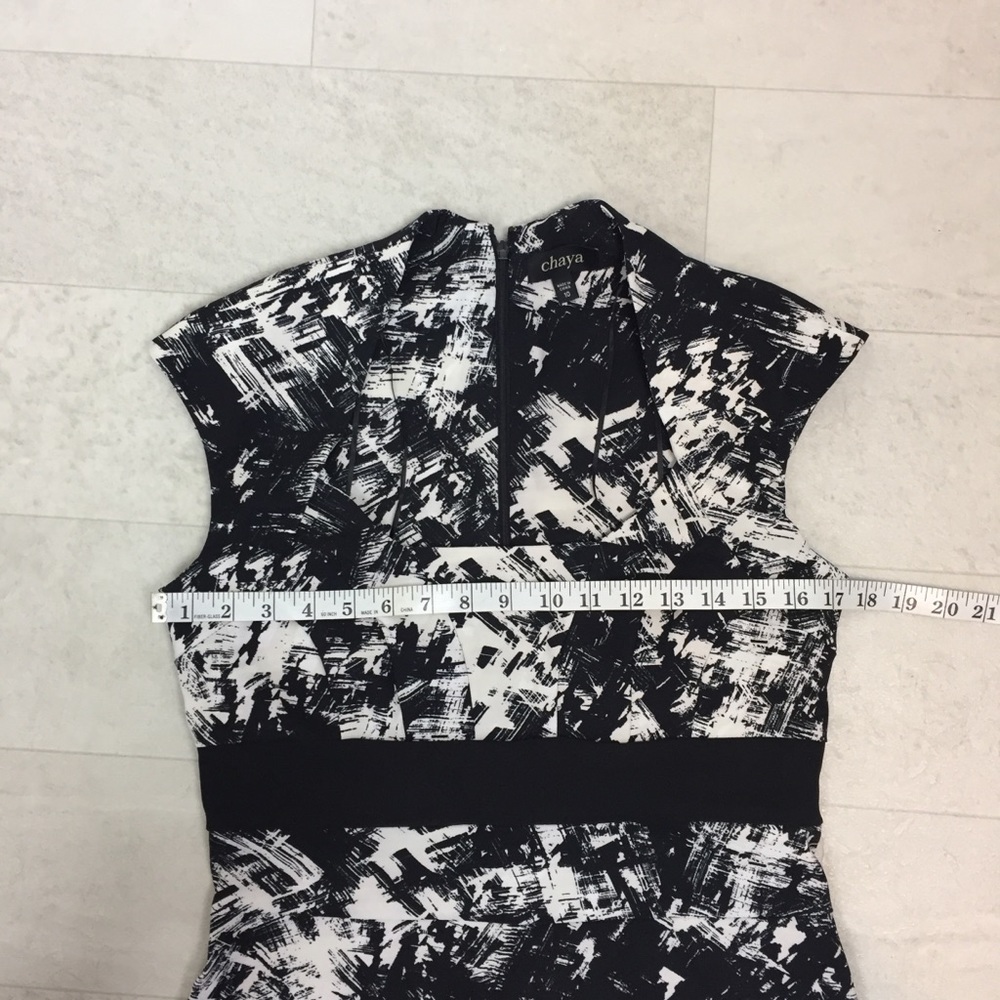 Chaya Dress Sz 10 Black White Sheath Flattering MG - Picture 6 of 6